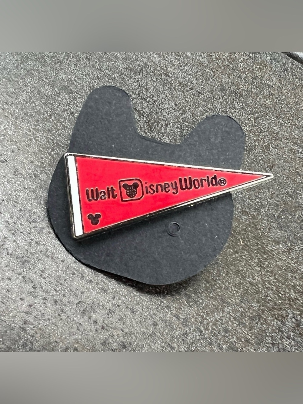 2010 WDW Walt Disney World Red Flag Pennant
Hidden Mickey Trading Pin Vintage